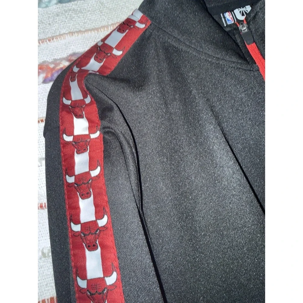 Chicago Bulls  Track Warm-up NBA Jacket Men's Large Full‎ Zip Logos On Sleeves